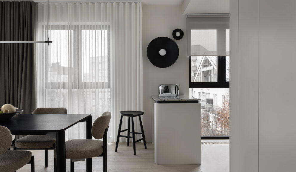 Dwa poziomy, jeden język – projekt i wykończenie apartamentu przez Moderna Design w Chronos Apartamenty